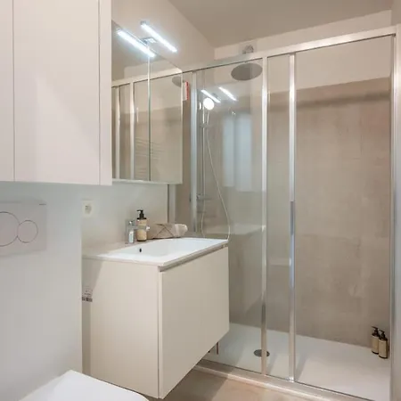 Bright Seaside Studio With Balcony 오스텐드