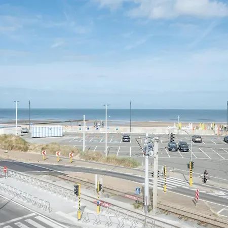 Bright Seaside Studio With Balcony 아파트