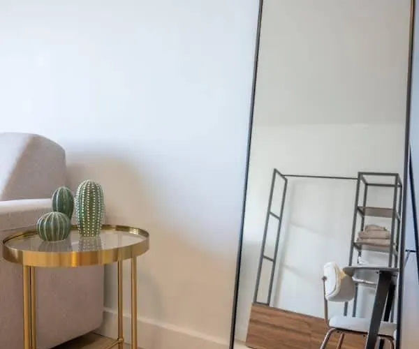 Bright Seaside With Balcony Apartment *